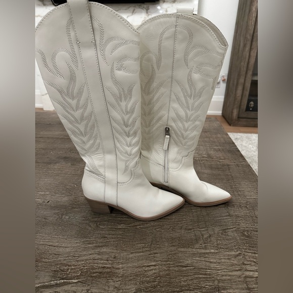 Dolce Vita Solei Boot in White Embossed Leather - Picture 1 of 3